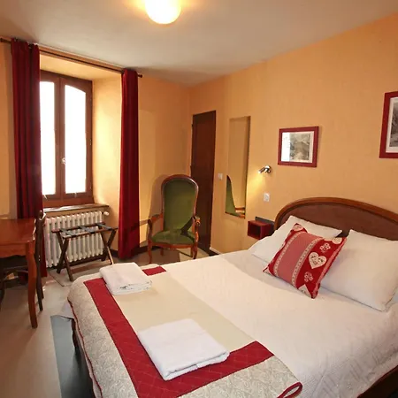 Отель Les Templiers Люс-Сен-Совёр